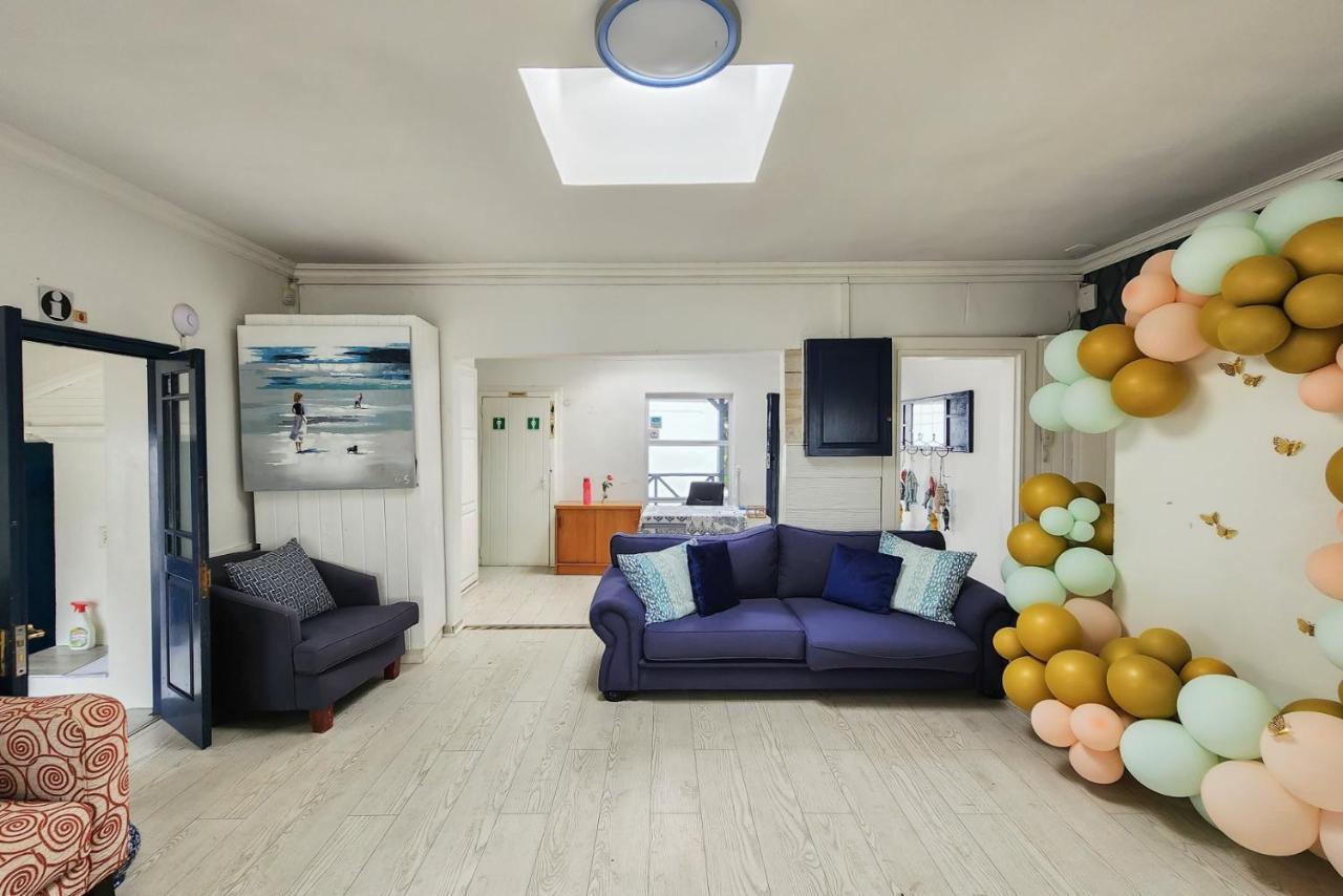 Blue'S Guest House - East London Bonza Bay エクステリア 写真