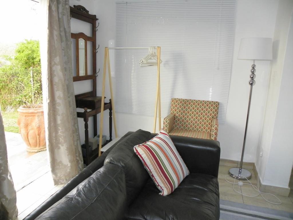 Blue'S Guest House - East London Bonza Bay エクステリア 写真